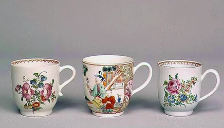 Liverpool koffiekop, c.1750-80; Lowestoft porseleinen koffiekop, 1778; Worcester porseleinen koffiekop, c.1750-70